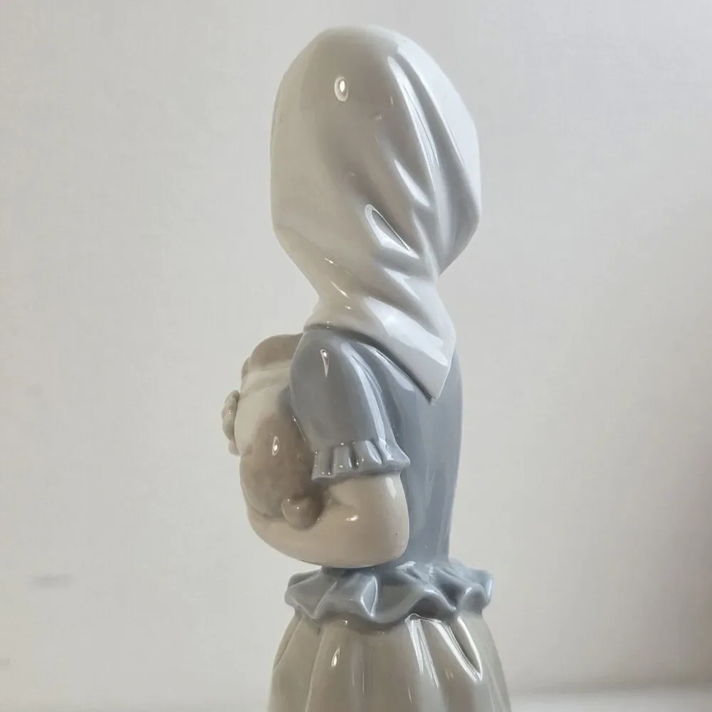 Nao Lladro Girl Holding Dog Basket Porcelain Figurine #170 Peasant Collectible